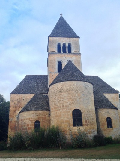 Built on the remains of a Gallic-Roman villa, and a place of worship since the beginning of the Middle Ages, this current Romanesque church was completed in the 11th or 12th century